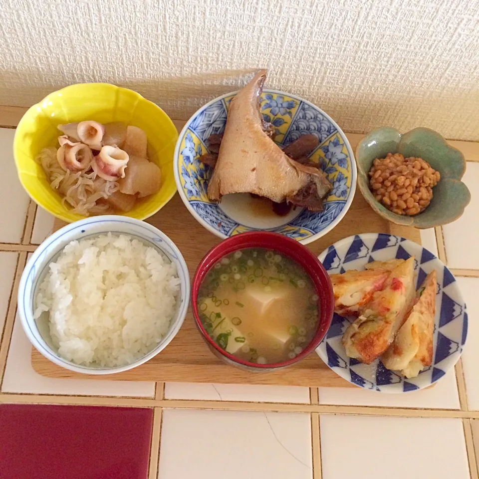 白米☆お味噌汁☆ポテサラちくわ天☆納豆☆ハマチのカマ煮☆イカと大根の煮物(ﾉ)´∀｀(ヾ)|とまこ(*^o^*)さん