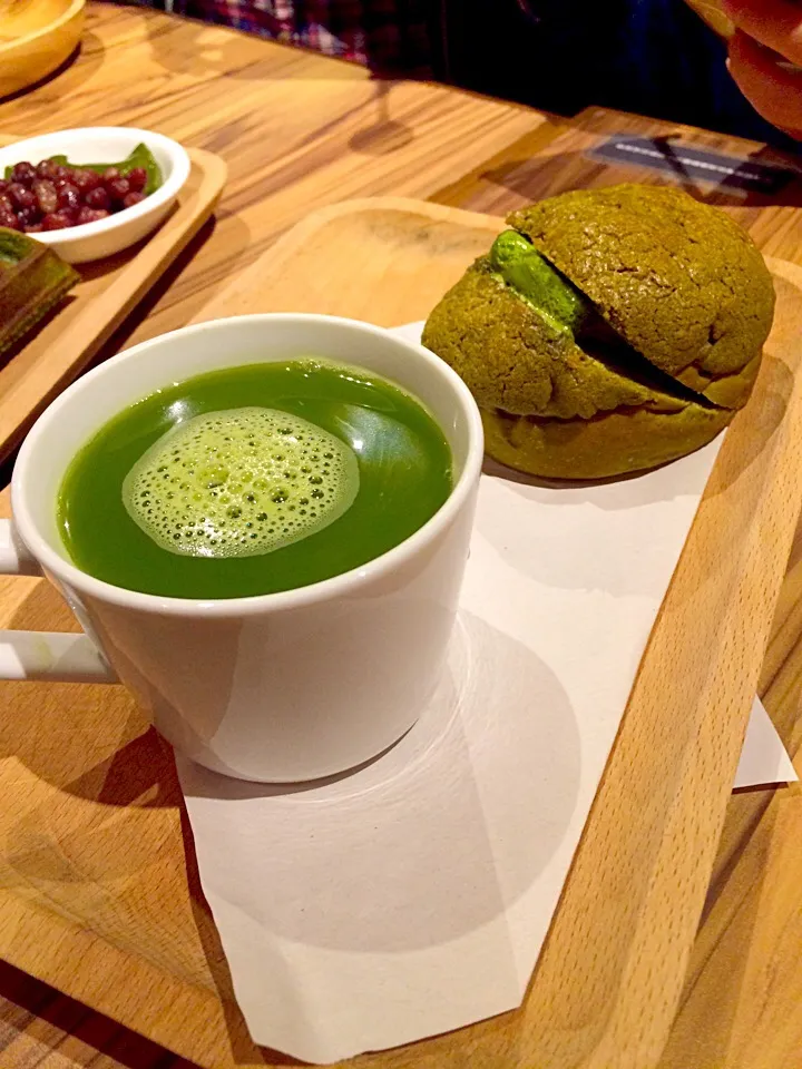 Matcha Pineapple Bun w/ Matcha|willklhさん