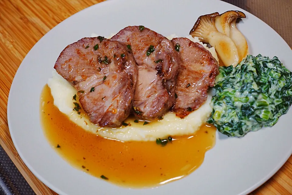 いい肉の日！ ポークソテー クリームスピナッチとマッシュポテト添え pork saute with mashed potato n creamed spinach|ケノービさん