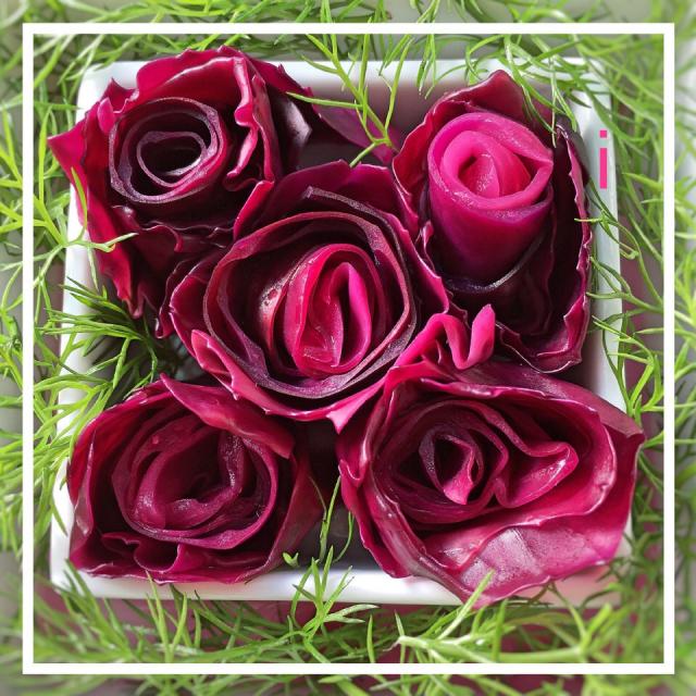 バラのアミューズ 紫キャベツのピクルス Amuse bouche of roses made