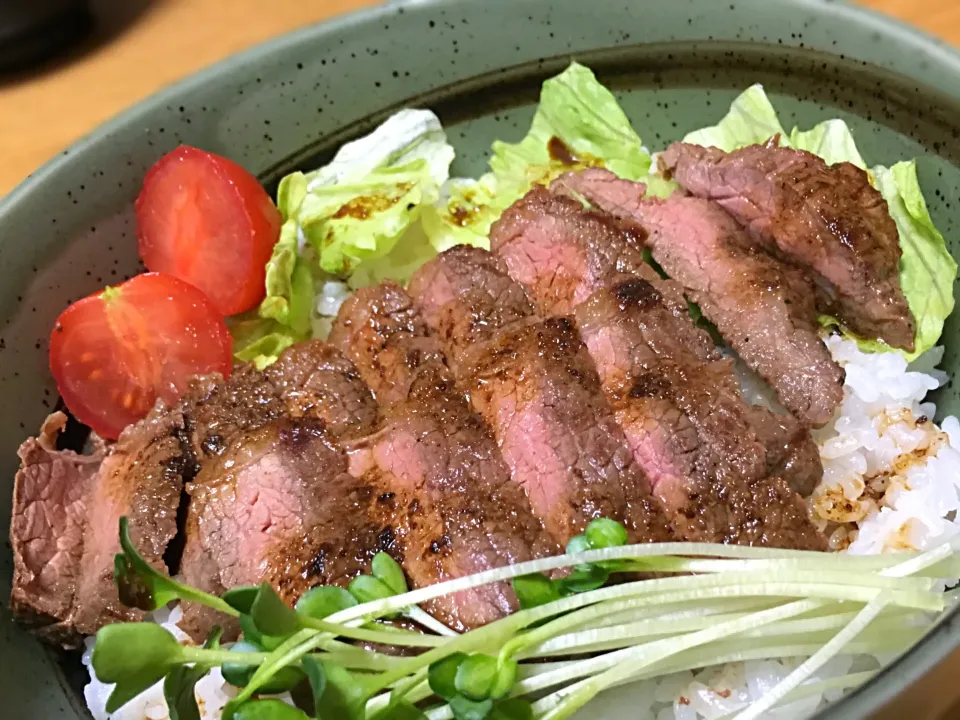 Snapdishの料理写真:いい肉の日🍖 ステーキ丼|ホッシーさん