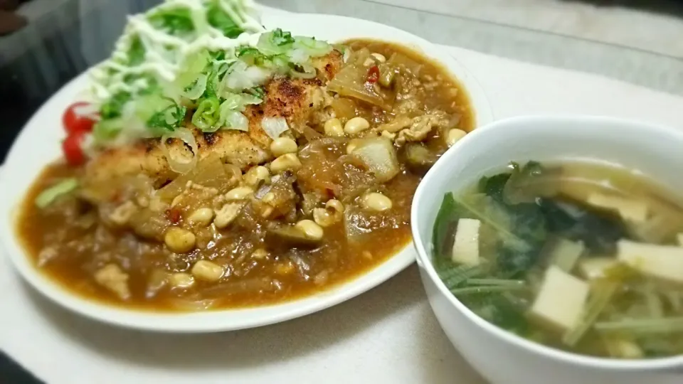 揚げないﾁｷﾝｶﾂ乗せた大根ｶﾚｰ
おろしそﾈｷﾞﾎﾟﾝ酢がけ～
の晩ごはん✨
ｶﾚｰにも大根おろしﾀｯﾌﾟﾘ(。-∀-)ﾆﾔ♪|kaz(*･ω･)さん