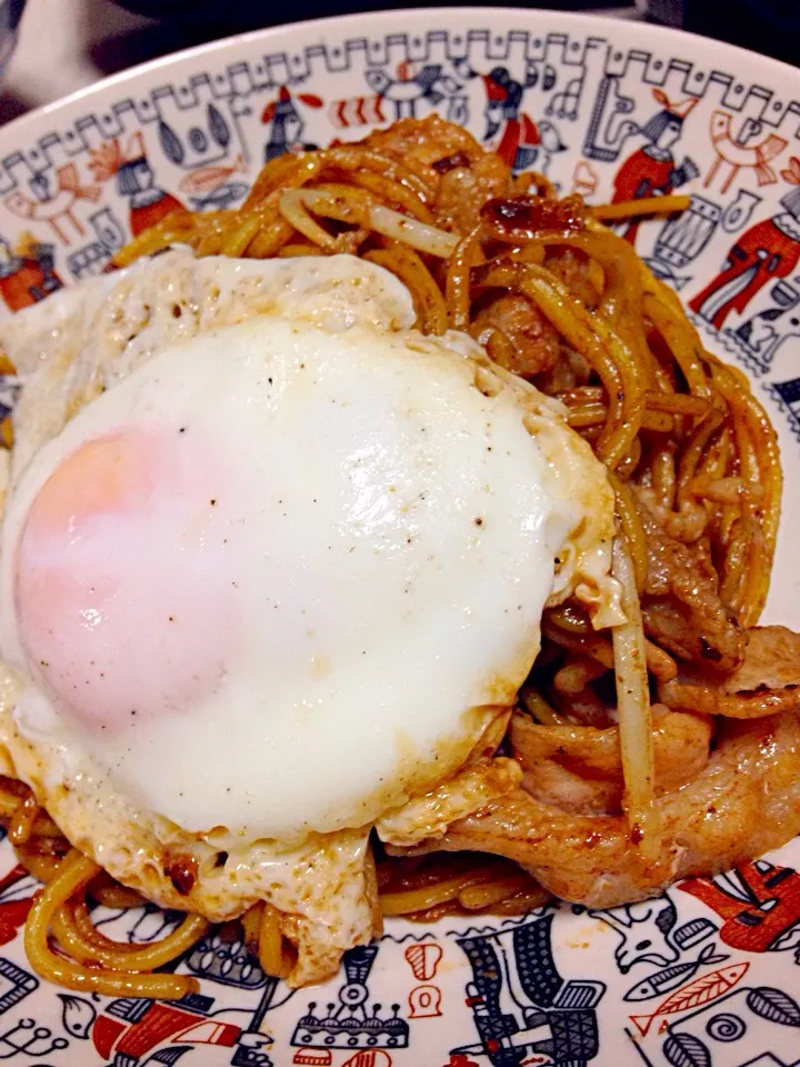 目玉焼きのせピリ辛焼きそば|あやにん食堂さん