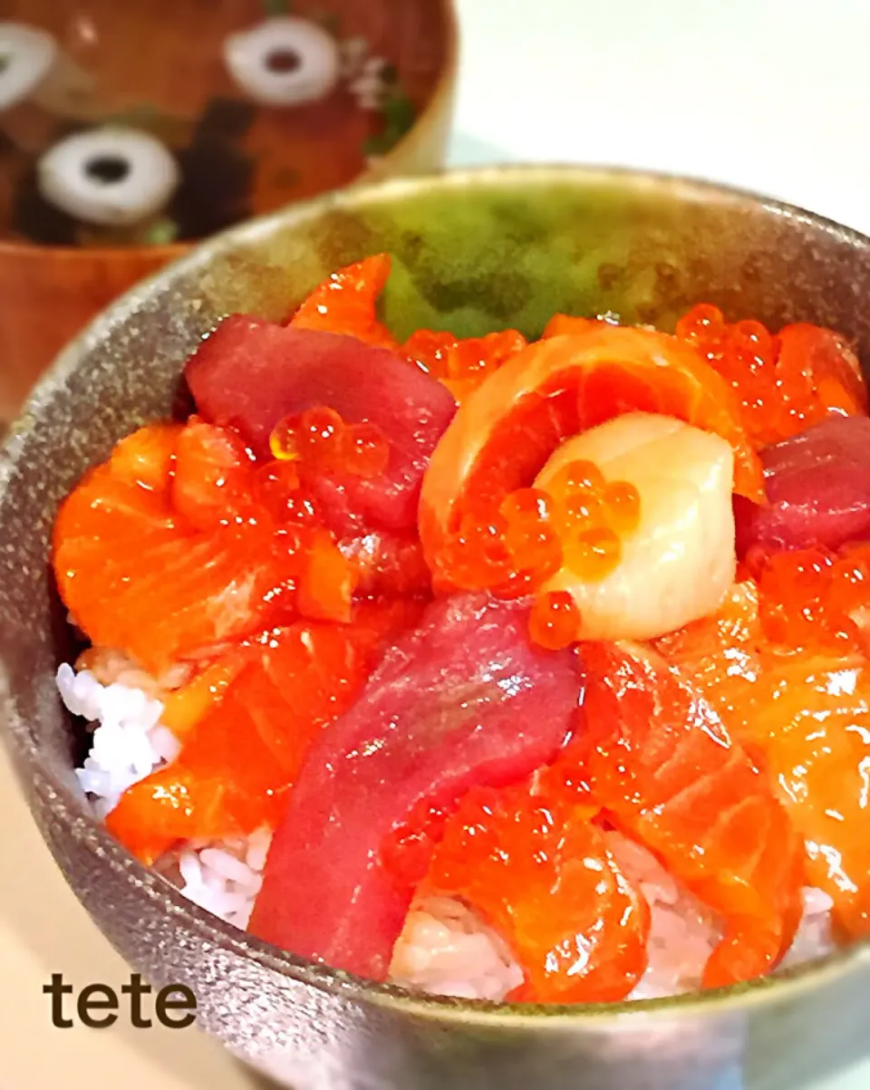 Snapdishの料理写真:♡親子丼♡期末がんばれ〜‼️山盛りサーモンとイクラの親子 マグロとホタテ少し|ててさん