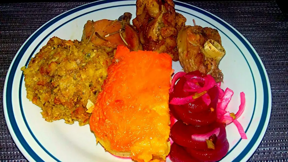 Baked Turkey Wings Rosemary Ranch Chicken Seafood Stuffing Baked Macaroni and Cheese with Pickled Beets.|Juan Simmsさん