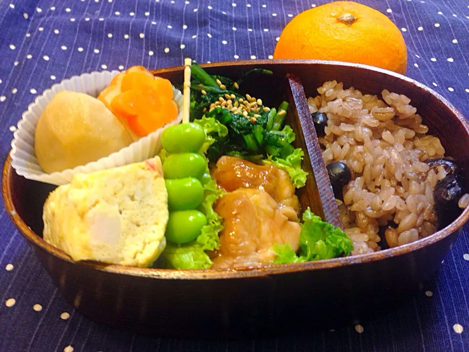 今日の私のお弁当は鶏の照り焼き、春菊のおひたし、里芋の煮物^_^|とんちんさん