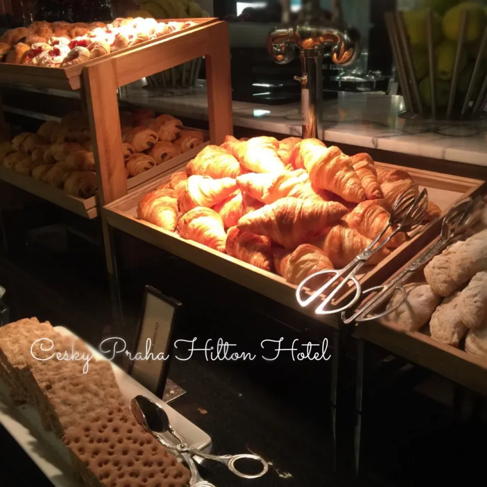 Cesky Praha Hilton Hotel buffet breakfast|手牽手一起過好日子。さん