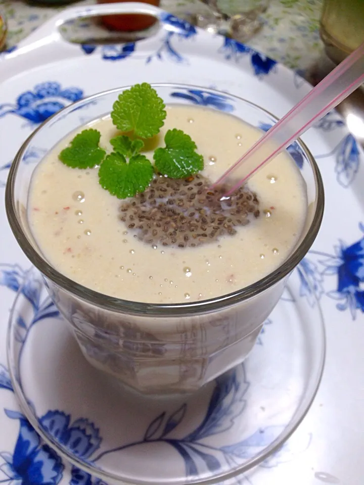 banana smoothie with quinoa and chia seeds|Ditto Molledaさん