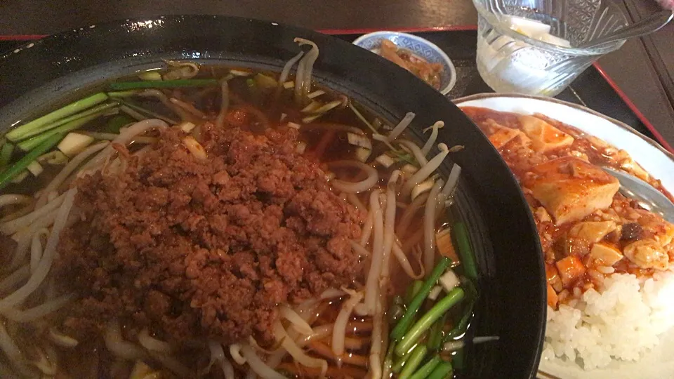 【日替定食】台湾ラーメンと小麻婆豆腐丼を頂きました。|momongatomoさん