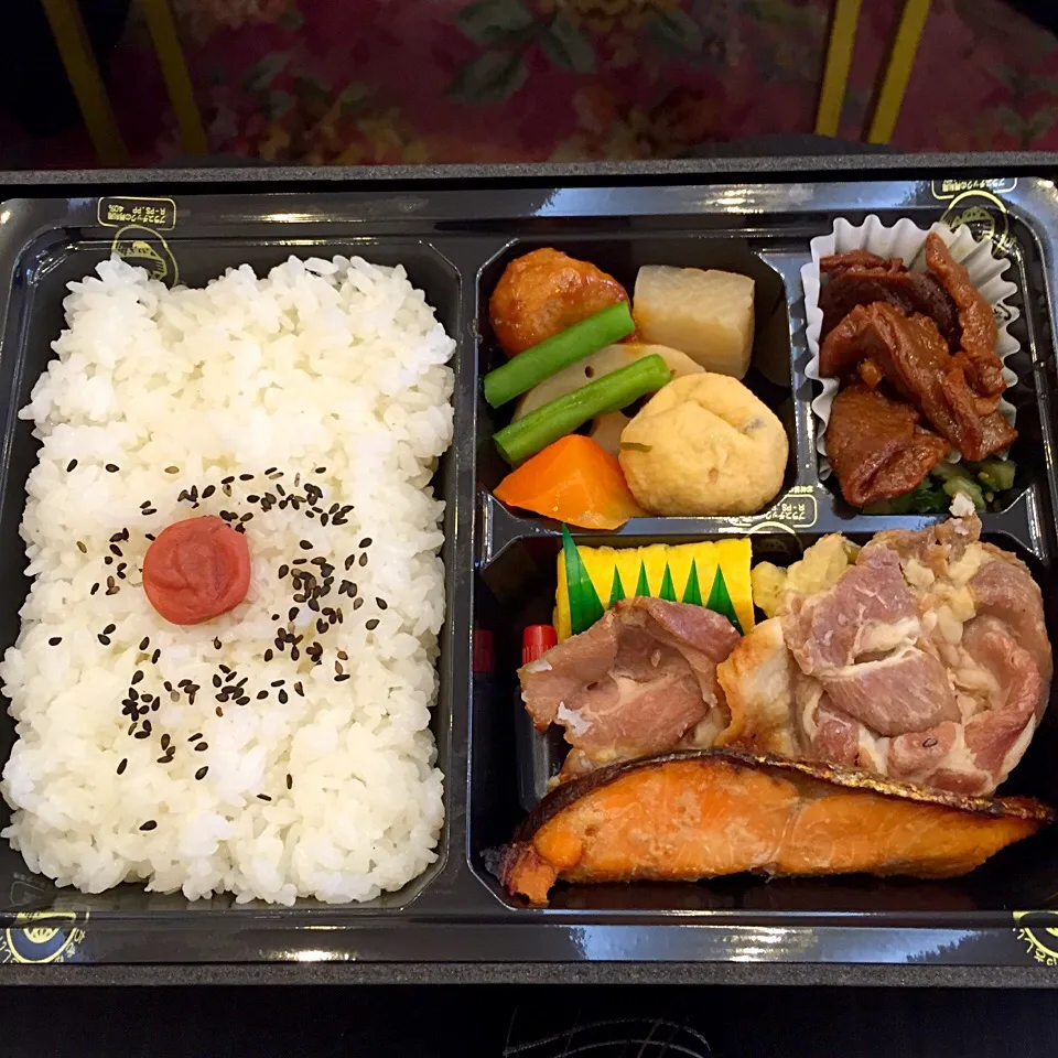 お弁当*\(^o^)/*
今日は、組合行事で弁当が出ました❗️|すかラインさん