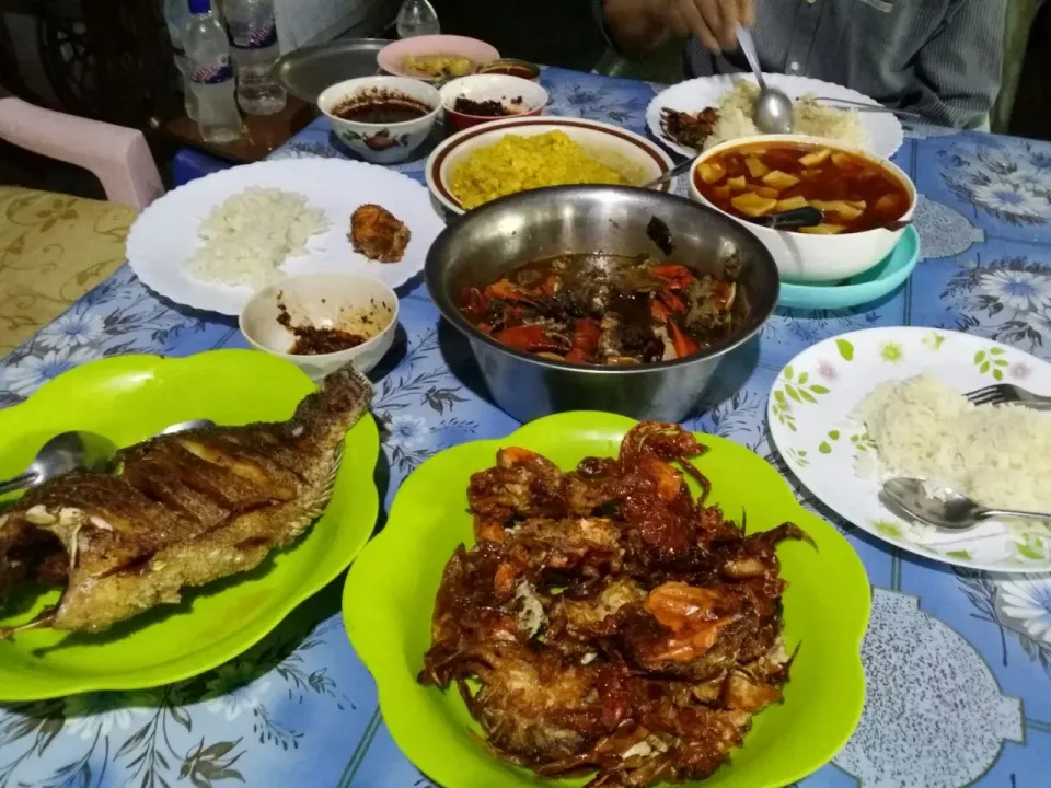 crab curry ...crapsy fry fish ... and meals....|kyawkhaingooさん