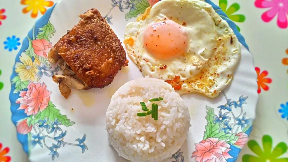 Fried Garlic Chicken and Egg Sunny-side up with Rice|Rinielさん