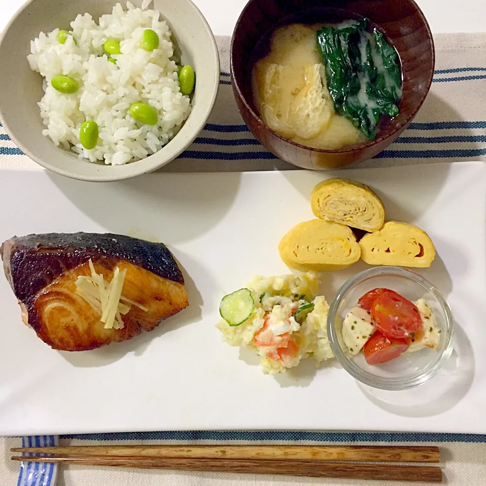 Snapdishの料理写真:豆ご飯・ぶりの照り焼き・出し巻き卵・ポテトサラダ・カプレーゼ・お味噌汁(揚げ×ほうれん草)|Accaさん