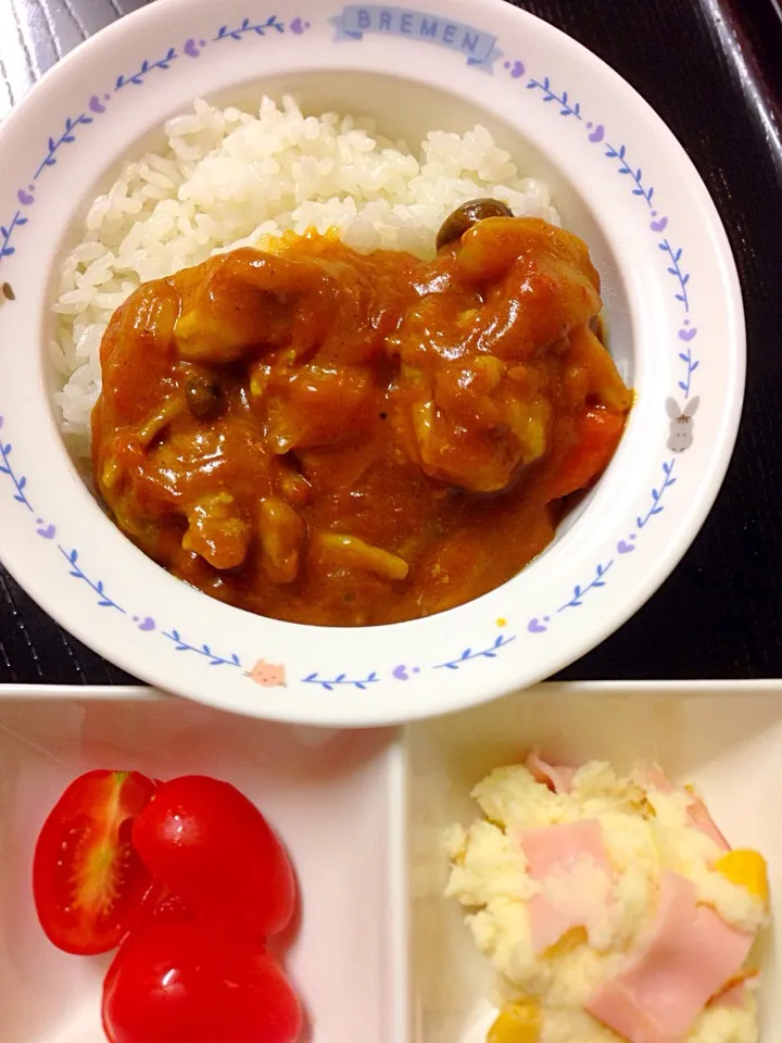 チキンカレー、ポテトサラダ、ミニトマト。#ムスメご飯|mossan＠OSAKAさん