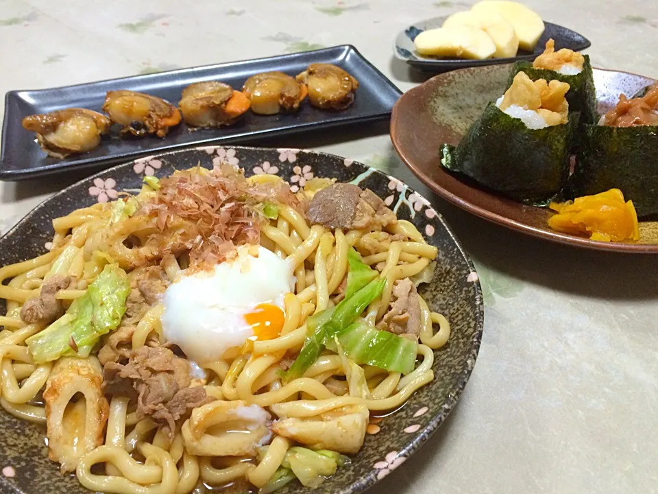 焼うどんとおにぎり定食❤️|makoさん