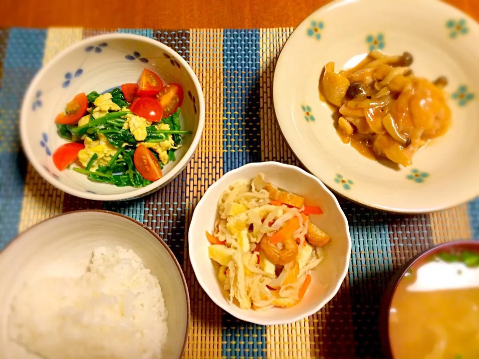 切り干し大根の煮物、チキンのガーリックバター炒め、ほうれん草と卵のサラダ、お味噌汁|あんなさん