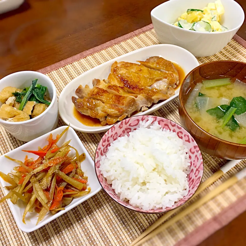 夜ごはん
小松菜とお揚げの煮浸し
きんぴらごぼう
鶏の照り焼き
ポテトサラダ
小松菜と大根のお味噌汁|ヒロリンさん