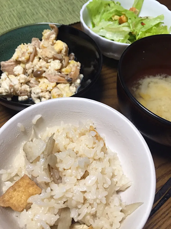 Snapdishの料理写真:鶏ゴボウご飯
煎り豆腐、鶏ムネ炒め
さつまいもと玉ねぎの味噌汁
サラダ
漬物|Terumi  Yokosawaさん