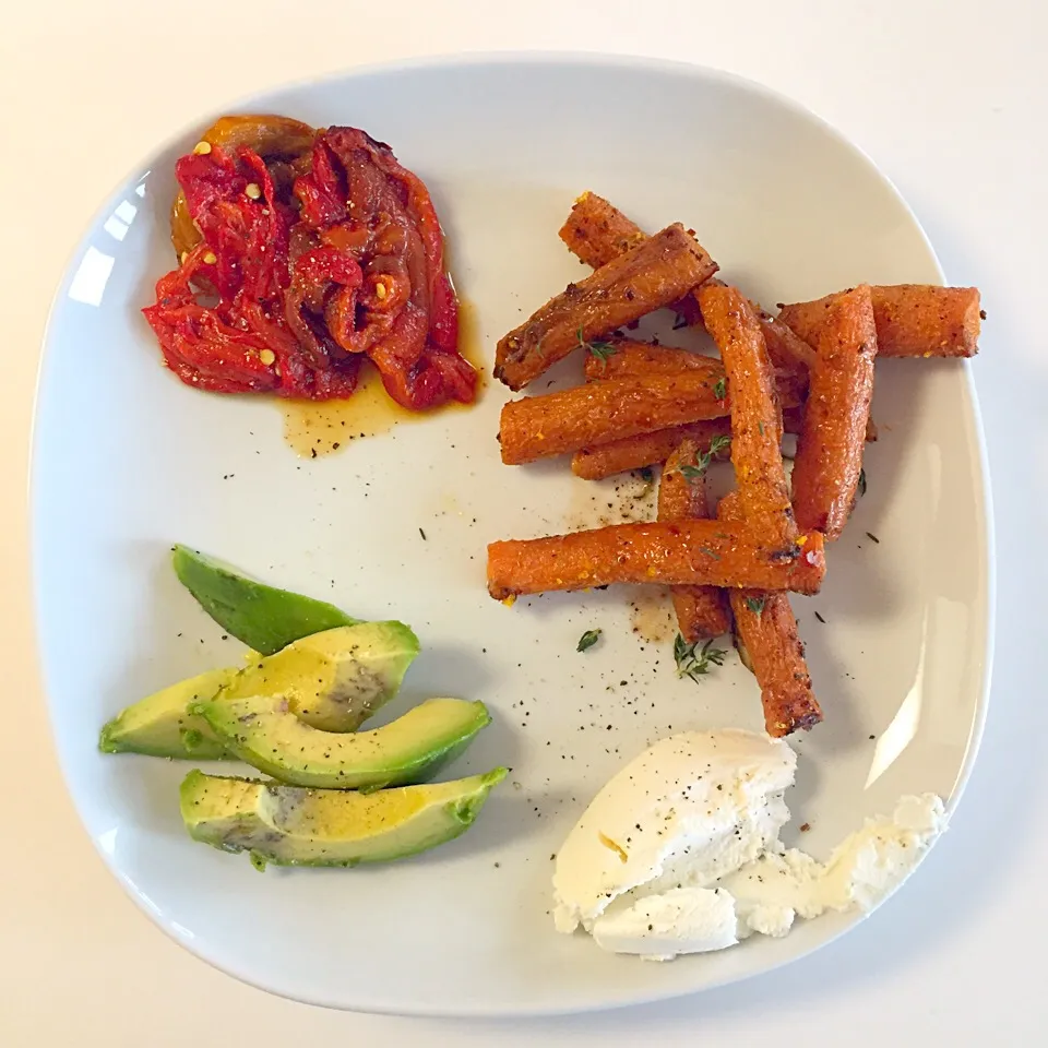 Healthy lunch: roasted peppers, roasted spicy carrots, avocado and ricotta.|Liesbeth Maliepaardさん