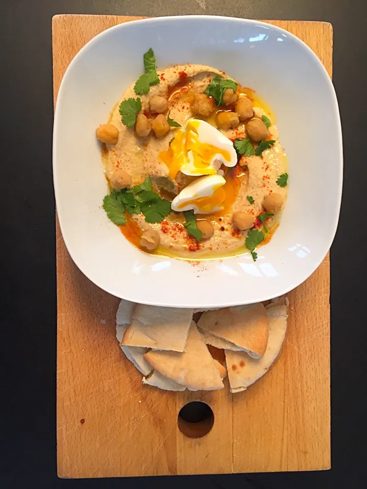 Home made , still warm hummus with smoked pepper powder, cilantro and a soft boiled egg|Liesbeth Maliepaardさん