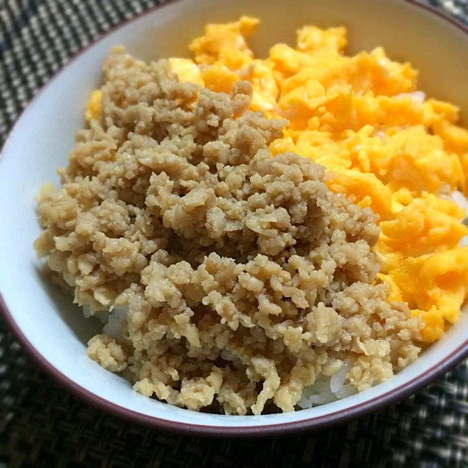 Snapdishの料理写真:鶏そぼろ丼〜♪グルグル回して柔らか美味し♡|あまねこ🌿さん