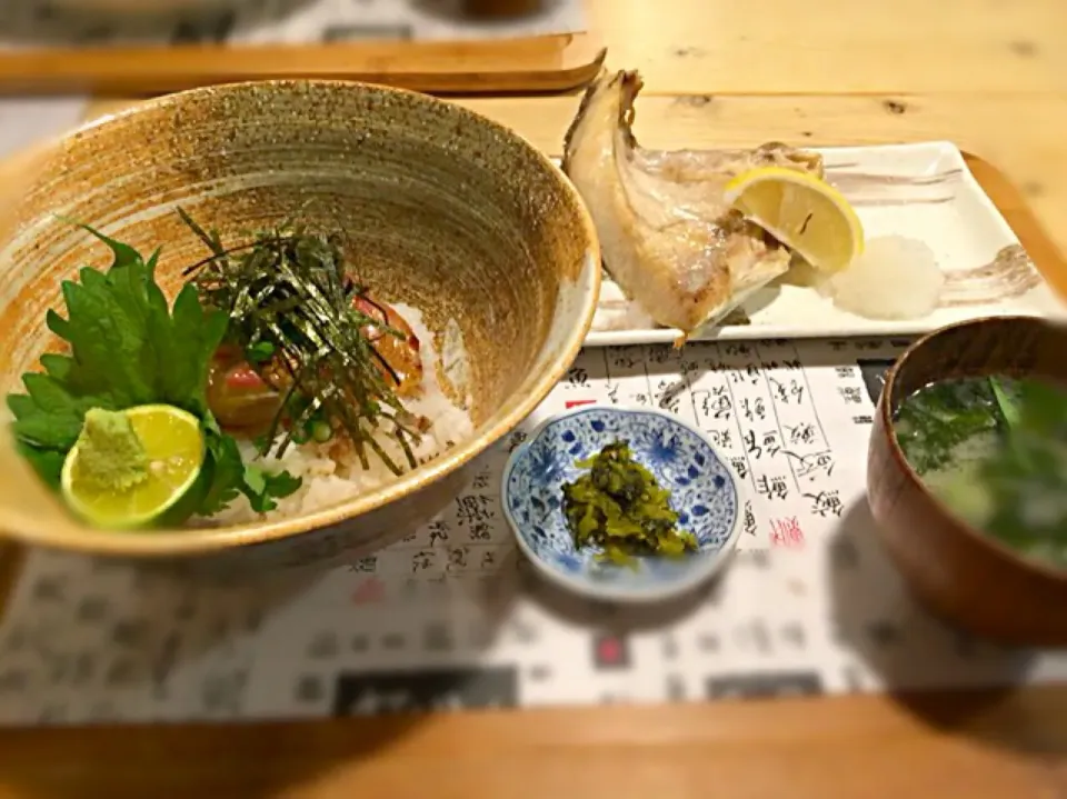 Snapdishの料理写真:鯛の漬け丼とハマチのカマ焼き|原田さん