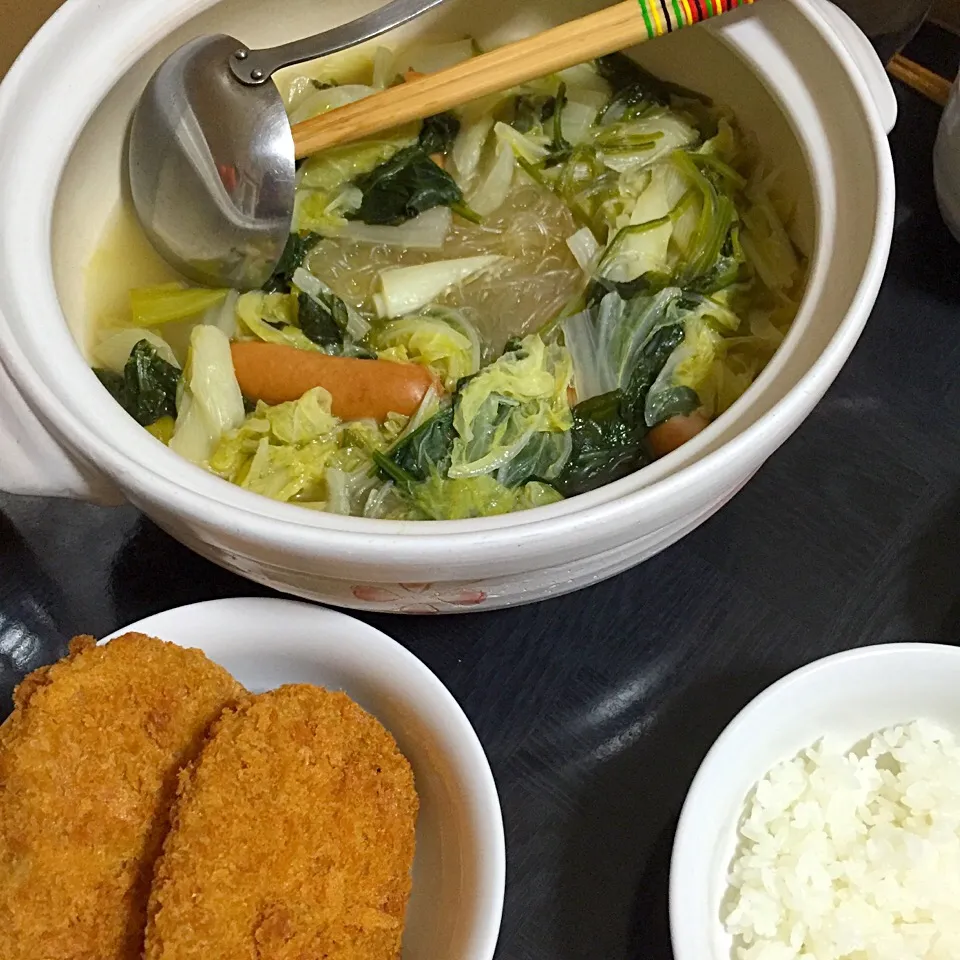 Snapdishの料理写真:今日の晩ご飯は、白菜とほうれん草のピエンロー風鍋、納豆、お惣菜のコロッケ。|ゆえさん