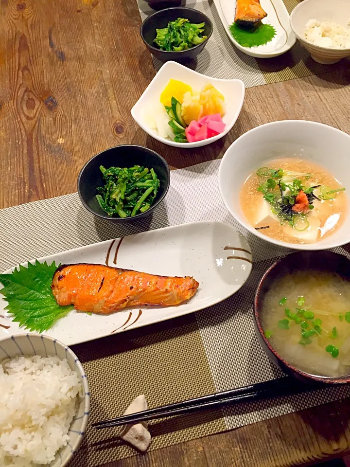 今日はヘルシー和食🍚紅鮭の味噌漬け焼き🐟明太子豆腐、菜の花の胡麻和え🌿お漬物、大根、えのき、油揚げのお味噌汁💛|まみりんごさん