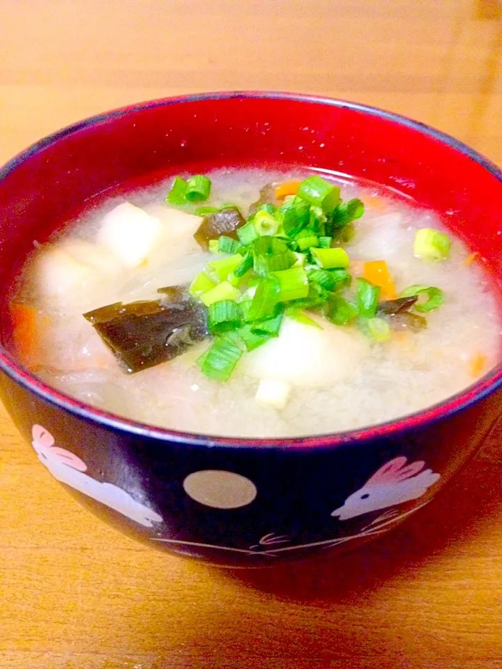 Snapdishの料理写真:具だくさん味噌汁🍲フワフワ麩入り|まいりさん