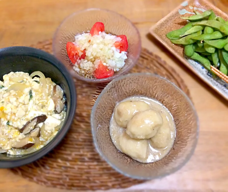 豆腐の卵とじ🍳 枝豆🍣 トマトサラダ🍢  里芋の煮っ転がし🎂

里芋が...ジャガイモから汁がでてるみたい(´･Д･)」

里芋のネバネバってガン予防とか浮腫み解消してくれるって🚩ありがたや〜💓|まみさん