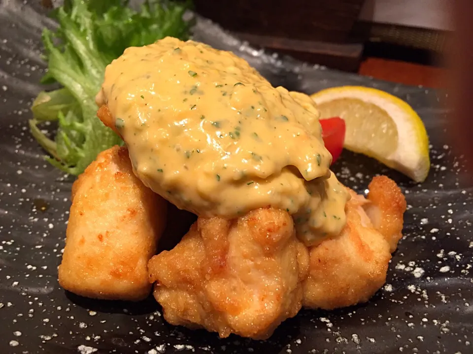 みやざき地頭鶏🐔のチキン南蛮どすぇ🎉個人的な好みでいうと、もう少しカラッと揚げたやつの方が好きなんだけど…その聖水モスクは閉店してしまったもんなぁ😢|にゃあ（芸名）さん