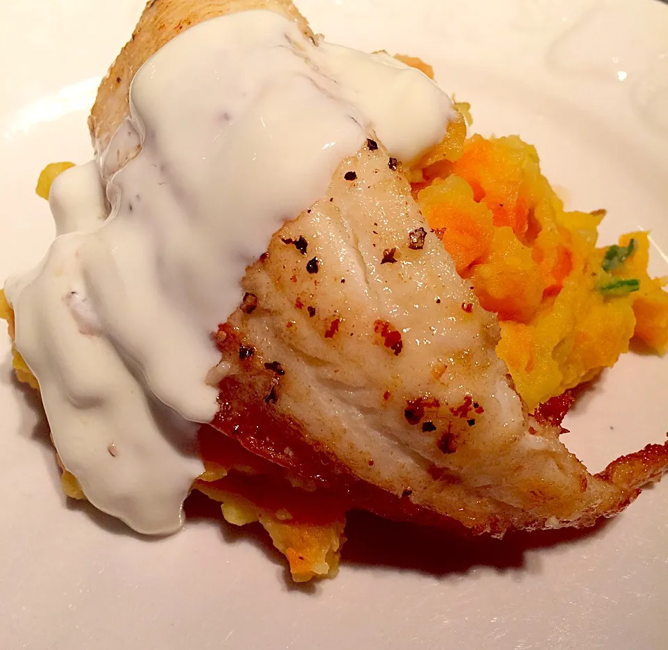 Filet of plaice on a bed of potato/bataat/carrot mash spiced with French mustard and lifted up with Turkish yoghurt|Johan van de Beekさん