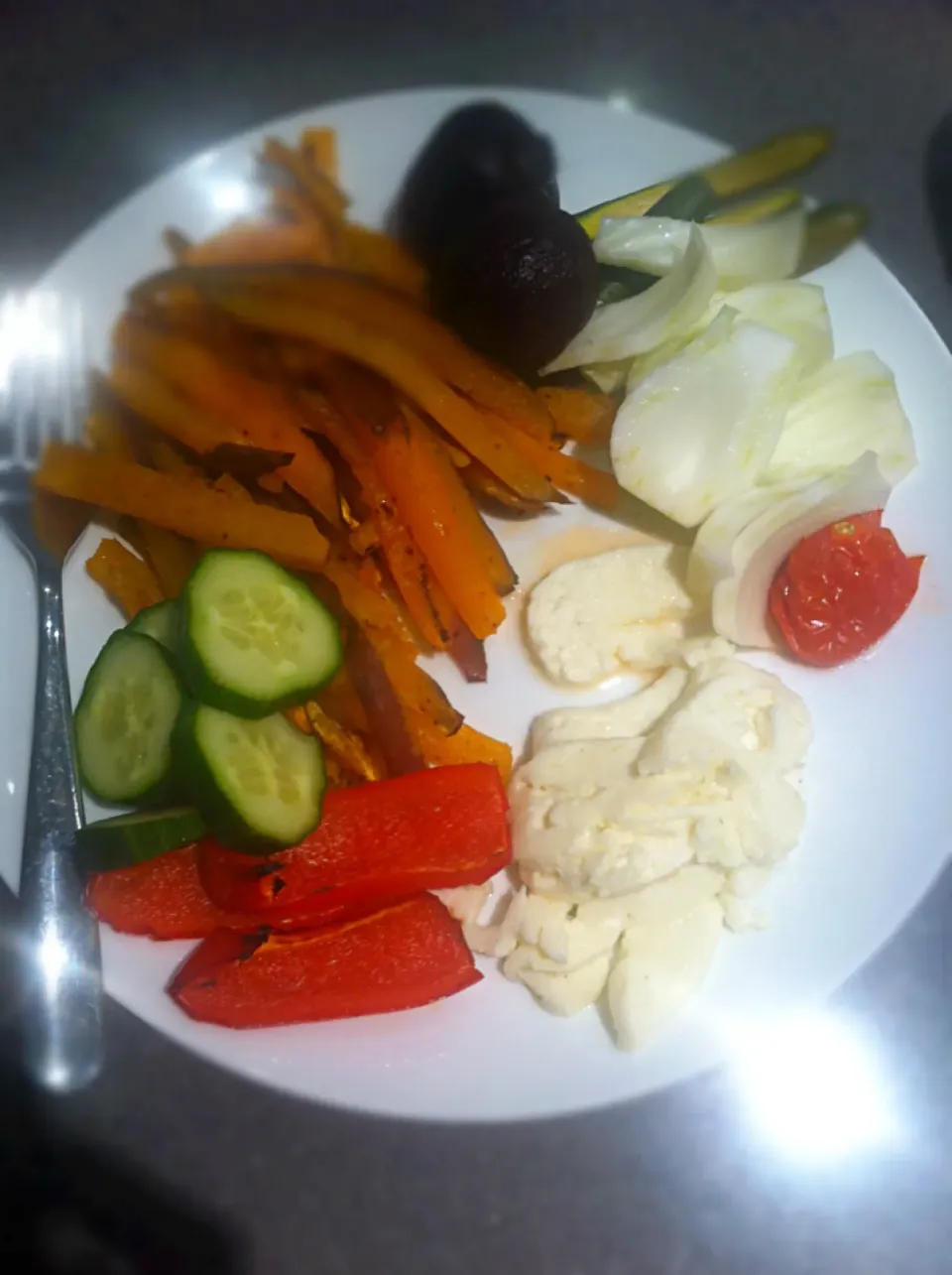 Mixed vegetable platter of roasted peppers, courgette, tomatoe, sweet potato fries, fresh fennel, cucumber and beetroot with halloumi.|🍓Jolejo🍓さん