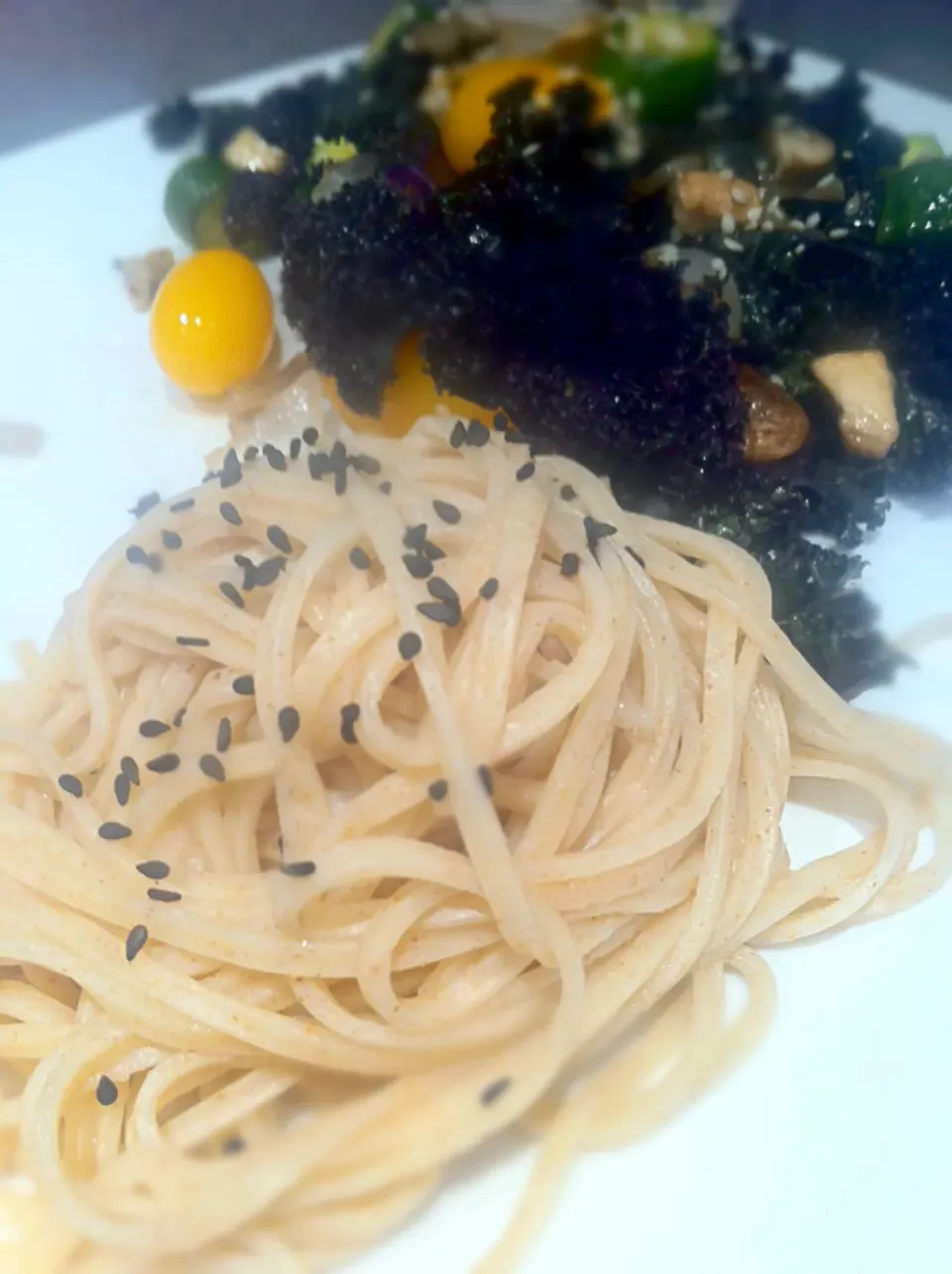 Noodles with black sesame seeds and kale stir-fry|🍓Jolejo🍓さん