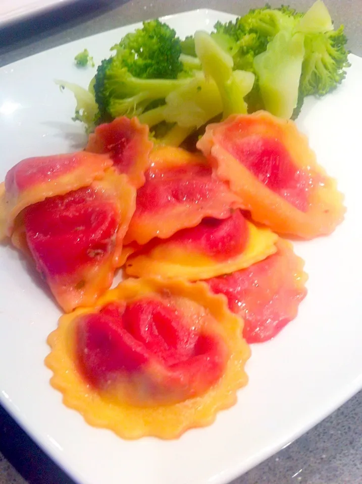 Beetroot and goats cheese tortellini with broccoli in the side.|🍓Jolejo🍓さん