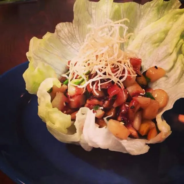 Chinese lettuce wraps done the #vegan way ;) Filled with water chestnuts, shiitakes, little chunks of smoked tofu and green onions. Covered in homemade salted|CHUENCHAIさん