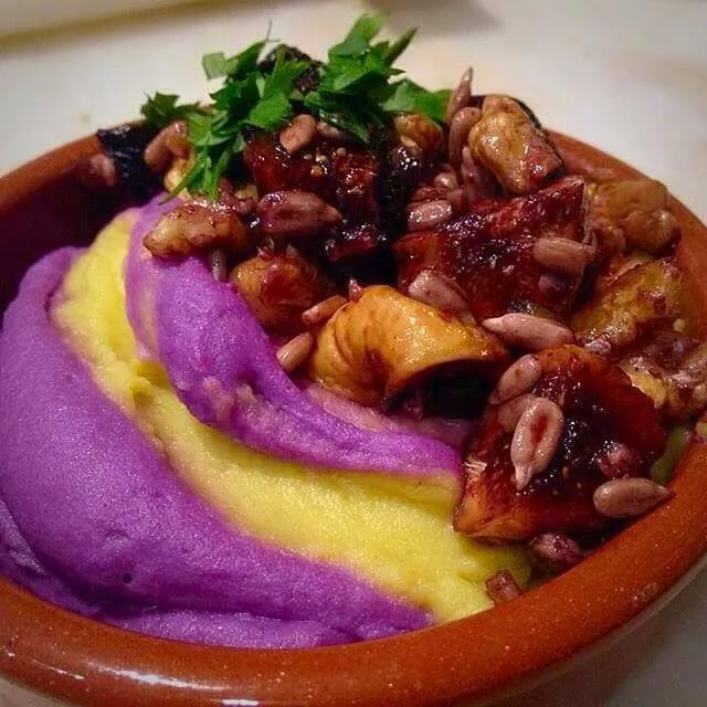 #Justeatit. It kind of looks like ice cream actually :b But it's a savoury cinnamony swirl of two different sweet potatoes, with a crunchy topping of #walnuts, |CHUENCHAIさん