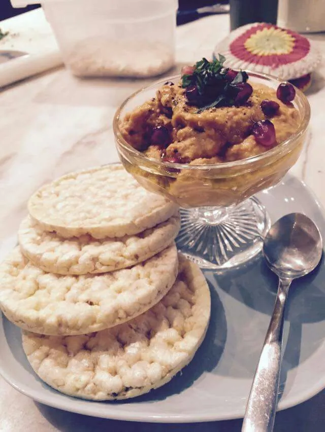 Hello friends,

This is how we roll today, a special chickpea and red pepper hummus for you :)|CHUENCHAIさん