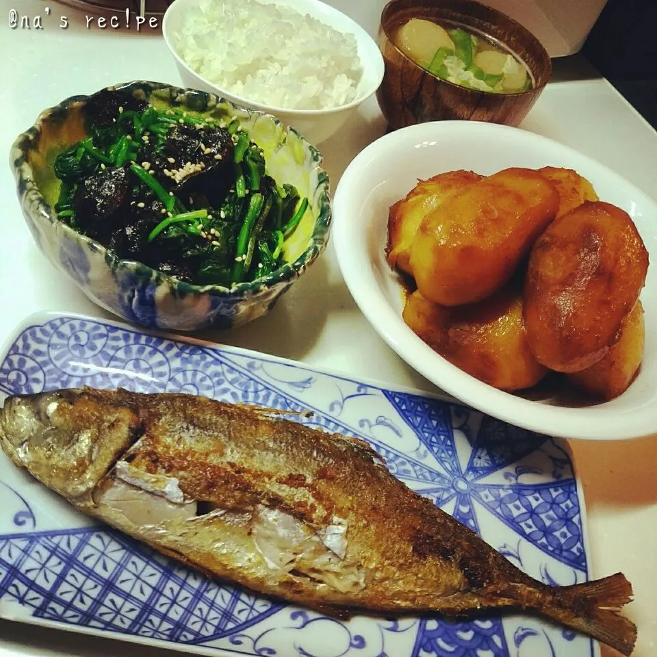 Snapdishの料理写真:昨日の夜ご飯🍚

●ホウレン草と海苔のおひたし
●サヤエンドウとお麩と卵のお味噌汁
●鯵の揚げ浸し
●メークインのゴロゴロ煮|Kashimanakitchenさん