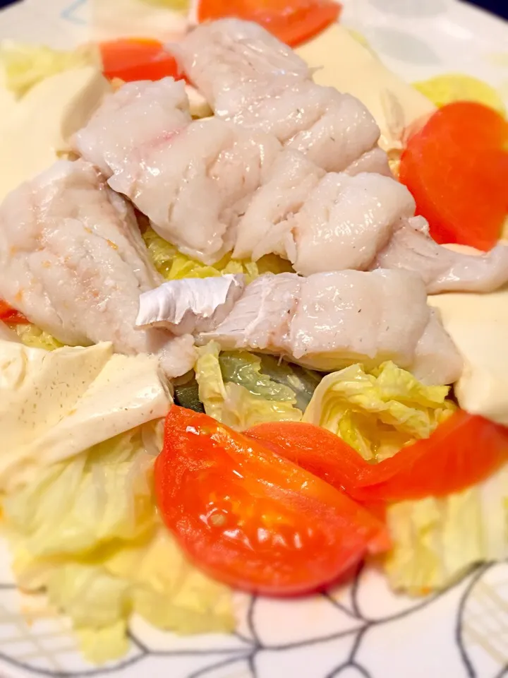 昆布の上に野菜と魚乗せてレンジでﾁﾝするだけ～!!!
ポン酢と柚子胡椒で頂きました🙏😋|eriさん