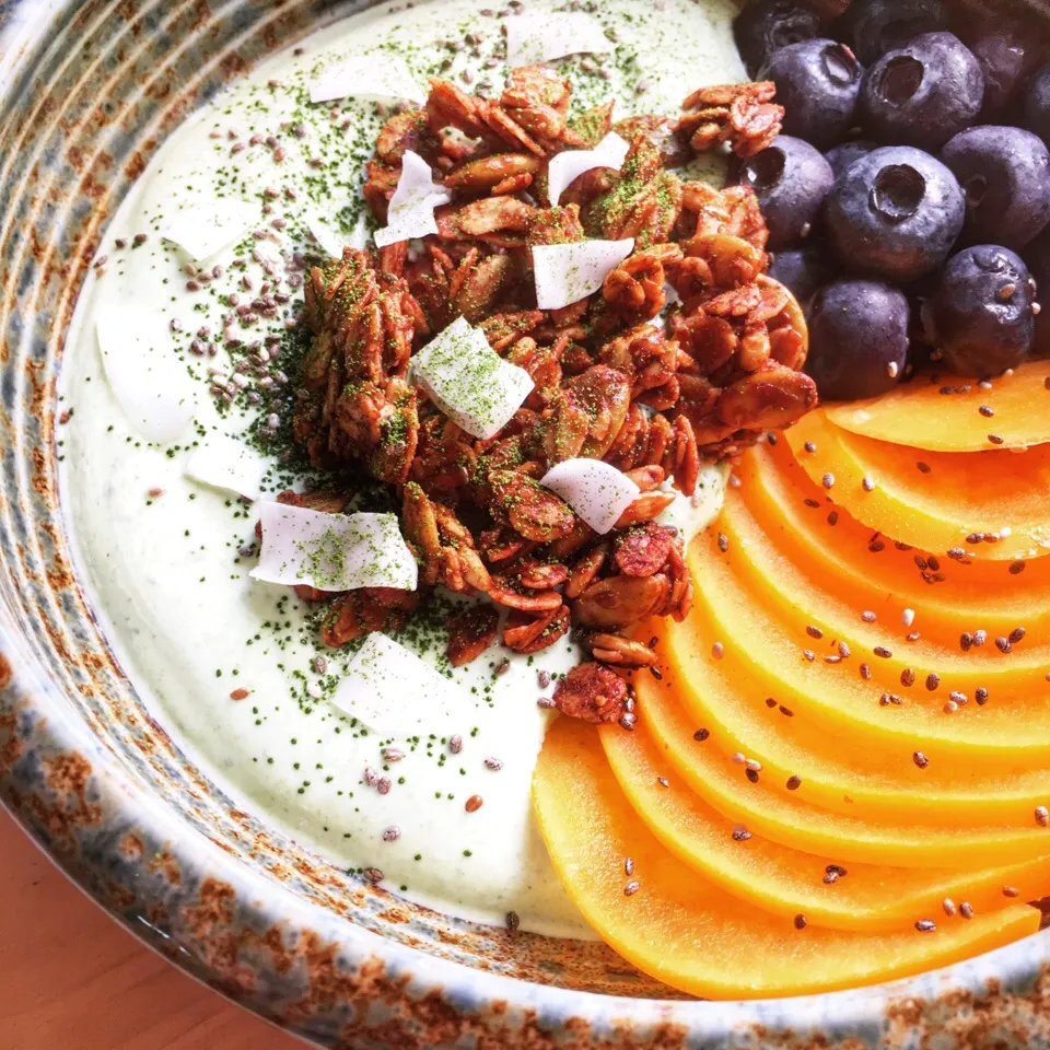 Snapdishの料理写真:Matcha Greek yogurt with persimmon, blueberries, chocolate granola, chia seeds and coconut flakes|coxiella24さん