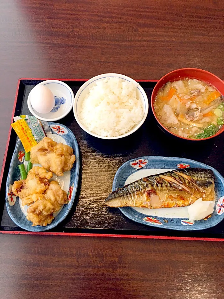 今日は仕事が早くおわったので定時にランチ。いつもの「ザめしや」で
鷄天・さば塩焼き・豚汁
＆卵かけ御飯|takamuraさん