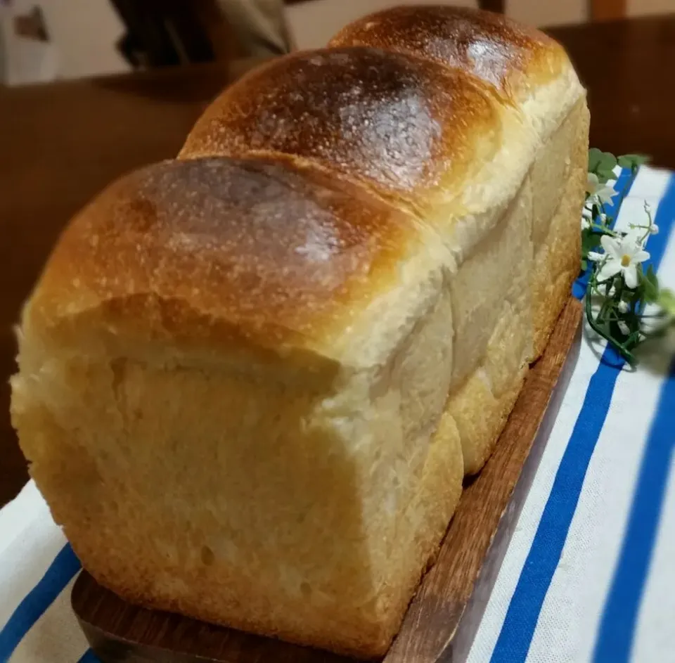 Snapdishの料理写真:btnonちゃんの酵母パンも湯種で時短❗️の山食🎵ヨーグルト酵母中種で。|りえぞ～さん