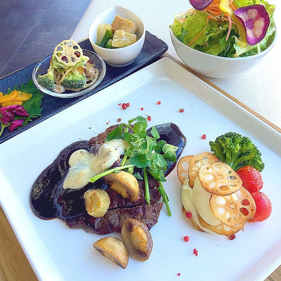 デミグラスとベシャメルソースの牛ステーキ❄️|Hanaさん