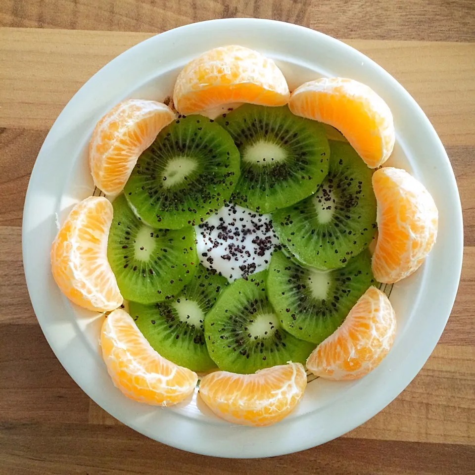 plain yogurt with sliced kiwi, clementines and poppyseed for breakfast 🍊|CatzeMDさん