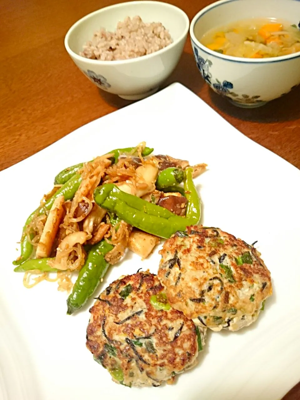 餃子の残りにひじき枝豆麹味噌をブラス。節約ハンバーグ|ITADAKINOKOさん