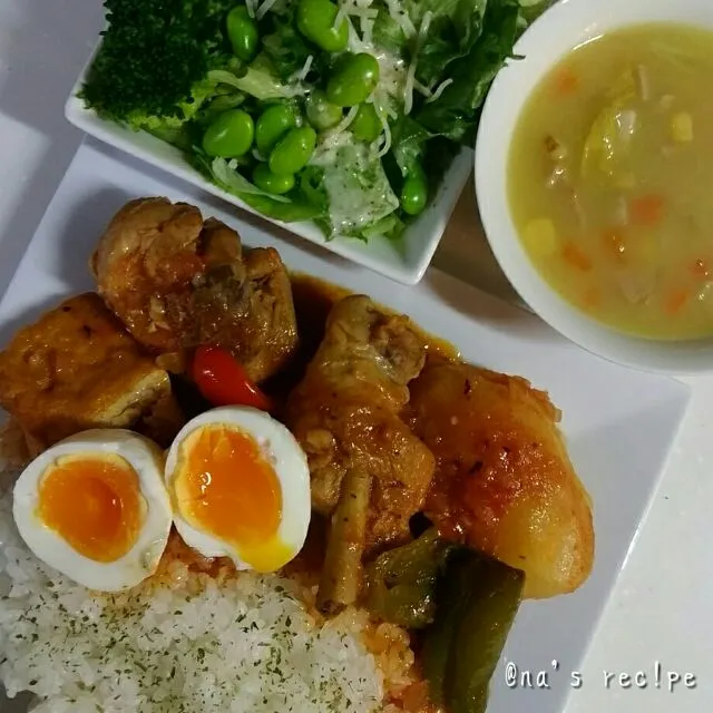 骨付き鶏肉と丸ごとジャガイモと厚揚げとピーマンのトマト煮🍅🐔
食べる前日に鶏肉と丸ごとジャガイモを軽く煮込んで、食べる当日に厚揚げを入れてゆっくり煮込んだらピーマンとパプリカを入れて火を止めて10分後ぐらいに召し上がれ～🍴
最後に入れるパプリカとピーマンの香りが美味しさ倍増にします✨|Kashimanakitchenさん