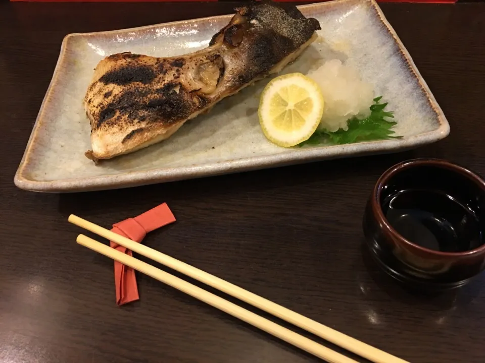 鰤カマ焼き 十水熱燗|ししょうさん