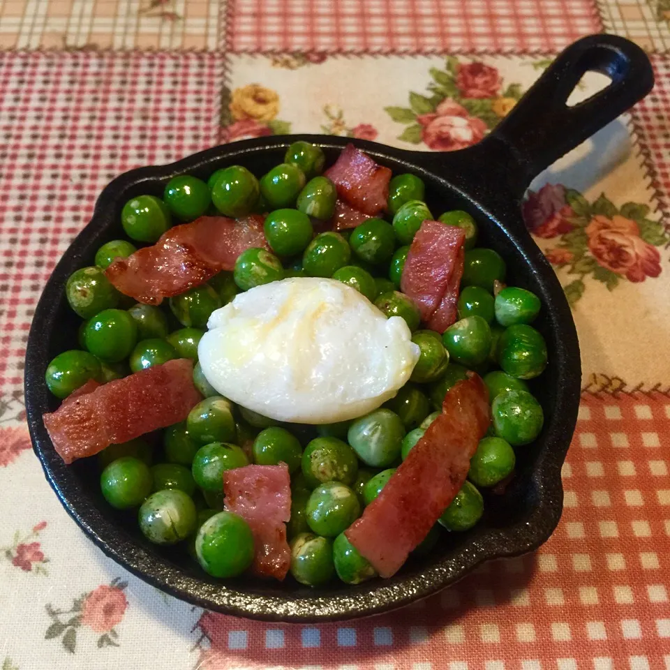 ロッジのミニチュアスキレットde柔らか青豆の温サラダ🍳|＊ゆみしぼり＊さん