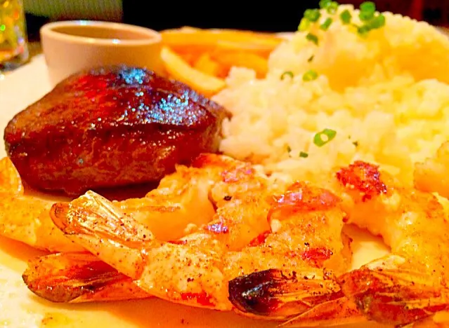 ビーフステーキと焼きエビとバターライス - Beef steak & grilled shrimp on butter rice😋❤️✨|Liezlさん